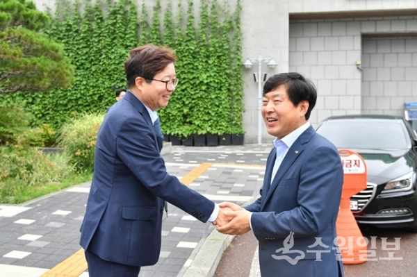 2019년 7월, 염태영 시장(왼쪽)이 ‘일일 명예수원시장’으로 수원시청을 찾은 황명선 논산시장과 인사하고 있다. (사진=수원시)