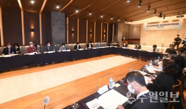 국가교육과정 정책자문회의에 참석,관계자들과 환담하는 곽상욱시장(오른쪽 사진 = 오산시)