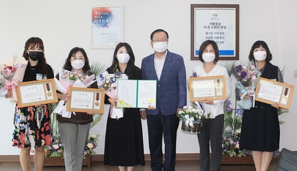 수원시 장안구 관내 어린이집 모범보육교사들이 표창장을 받은후 이범선구청장(중앙)과  기념촬영하고 있다.(사진=장안구)