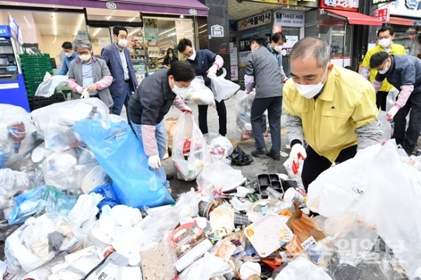 조무영 수원시 제2부시장(오른쪽)과 협업기관장들이 쓰레기 분리작업을 하고 있다.(사진=수원시)