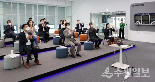 경기도의회 디지털전환특별위원회 소속 도의원들이 경기도 자율주행센터 실증단지를 방문, 상황설명을 들은 뒤 박수를 치고 있다. (사진=경기도의회)