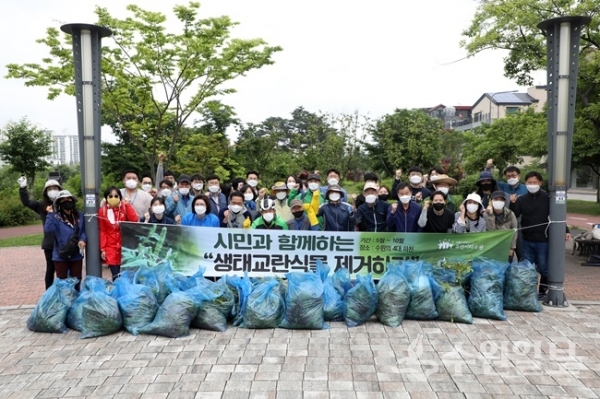 25일 영통구 원천리천 일원에서 민․관 합동으로 가진 생태계교란 야생식물 제거 작업 참야자들이 기념촬영을 하고 있다. (사진=수원시의회)