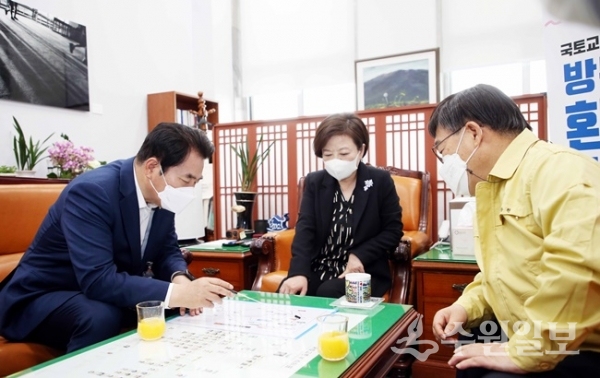 백군기 용인시장이 진선미 국토교통위원장을 만나 신동헌 광주시장과 함께 건의문을 전달하고 있다.(사진=용인시)