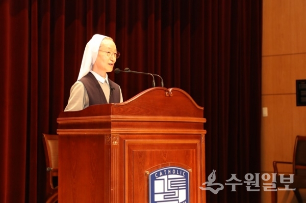 28일 가톨릭대학교 성빈센트병원 개원 54주년 기념 행사에서 병원장 김선영 데레시타 수녀가 온라인을 통해 기념사를 하고 있다. (사진=성빈센트병원) 