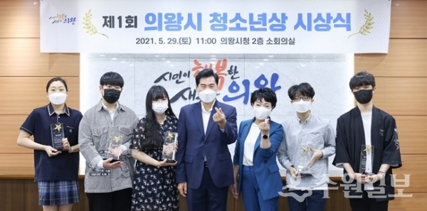 김상돈 의왕시장(가운데)이  ‘제1회 의왕시 청소년상' 수상자들과 기념촬영을 하고 있다. (사진=의왕시)
