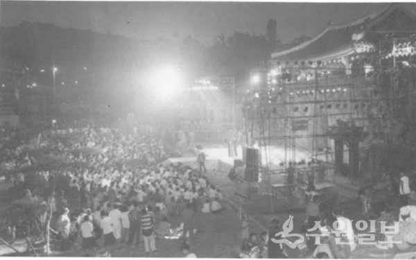 1996년 화서문에서 열린 제1회 수원화성국제연극제. (사진=이영창 사진작가)