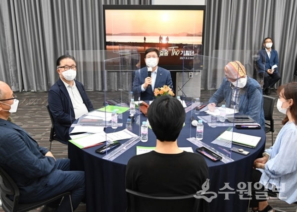 염태영 시장(가운데)이 정책토론회에 온라인으로 참여해 주제발표하고 있다. (사진=수원시)