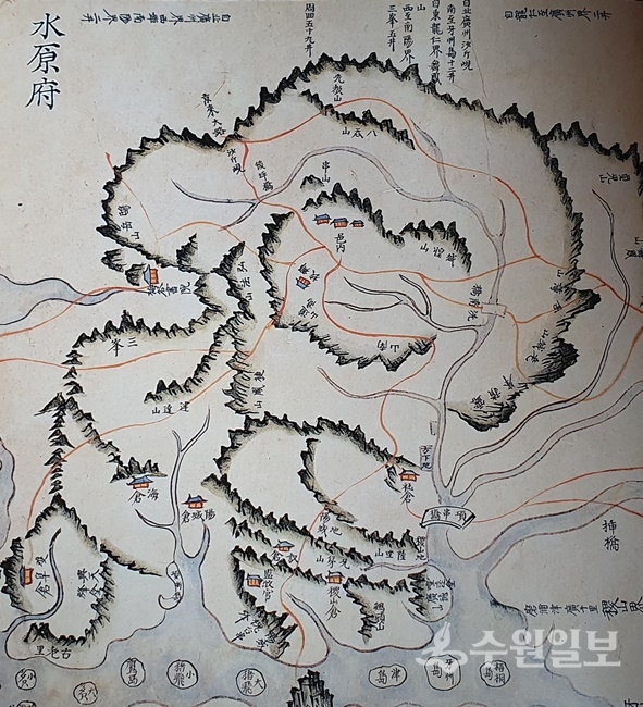 수원부(해동지도)1750 : 옛 수원읍은 꽃잎 형상을 하고 있다. (자료=서울대학교 규장각)     