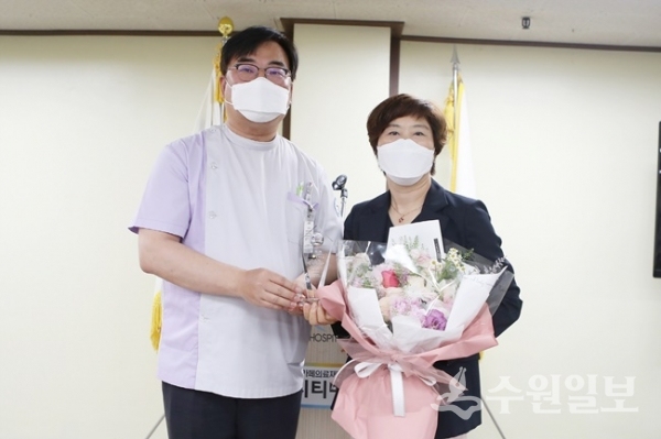 윤미경 의왕시의회의장이 시티병원 김동준 원장으로부터 감사패를 받고 기념촬영하고 있다.(사진=의왕시의회)