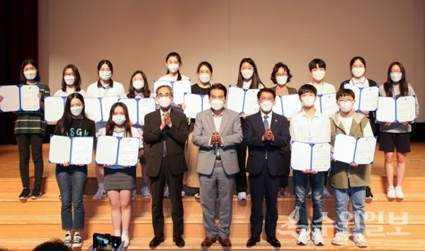 백군기(가운데) 용인시장이 ‘2021년도 장학증서 수여식’에서 김기준 용인시의회 의장, 김춘식 용인시 인재육성재단 이사장 및 참석자들과 기념촬영을 하고 있다.(사진=용인시)