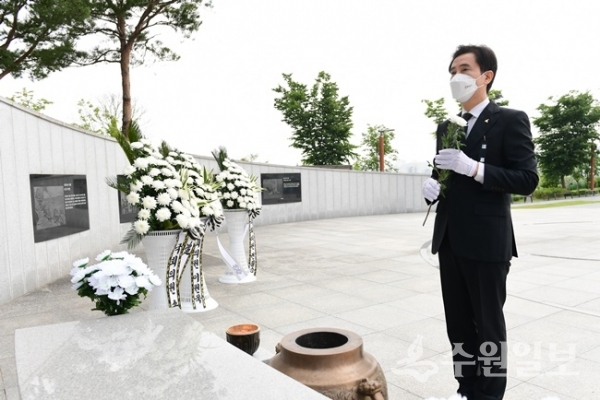 6일 화성시 현충탑에서 가진 제 66회 현충일 추념식에서 서철모 화성시장이 헌화를 하고 있다. (사진=화성시)