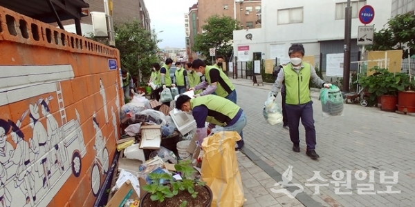 수원문화재단 직원들이 7일 행궁동 일원에서 무단투기된 쓰레기 분리 작업에 참여하고 있다. (사진=수원문화재단)
