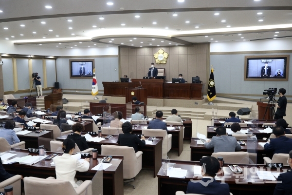 22일 열린 수원시의회 제2차 본회의에서 현안을 논의하고 있는 수원시의회 의원들(사진=수원시의회)