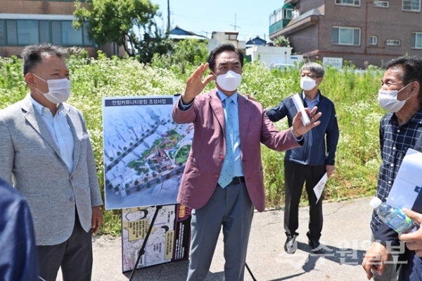 정장선 평택시장(가운데)이 21일 팽성읍 안정지역 도시재생 뉴딜사업 현장을 방문, 주민들에게 사업에 관해 설명을 하고 있다. (사진=평택시)