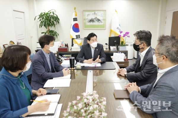 김상돈 의왕시장(가운데)이 22일 현대건설컨소시엄 협상대표와 간담회를 갖고 있다. (사진=의왕시)