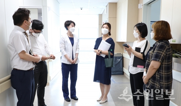 수원윌스기념병원과 평택 스마일본병원 관계자들이 병원 견학을 진행하고 있다.(사진=수원윌스기념병원)