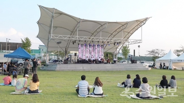 26일 레솔레파크 주무대에서 우리음악 콘서트 ‘마음에게 기별하오’가 열리고 있다. (사진=의왕시)