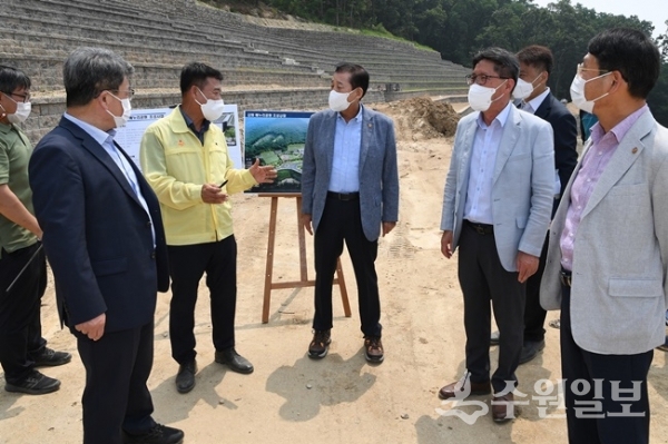 유천호 강화군수(가운데)가 29일 해누리공원 조성사업 공사현장을 방문, 관계자의 공사설명을 경청하고 있다. (사진=강화군)