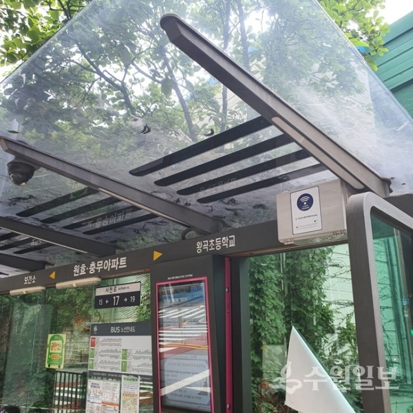 의왕시가 버스정류장에 설치한 공공와이파이존. (사진=의왕시)