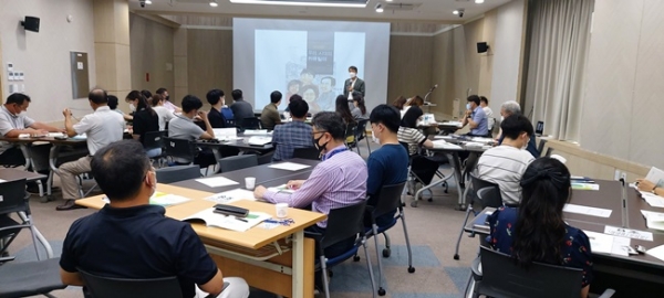 마을복지 계획수립을 위한 팀 빌딩에 참가한 화성시 지역사회보장 협의체 관계자들이 현안을 협의하고 있다.(사진=화성시)