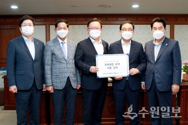 염태영 시장(왼쪽 끝)과 4개 특례시장이 김부겸 총리에게 건의문을 전달하고 있다. (사진=수원시)