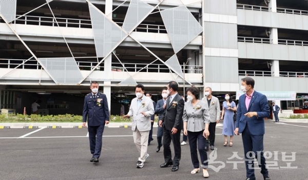 백군기(왼쪽 두 번째) 용인시장이 3일 조성을 완공한 용인중앙시장 내 임시노외주차장을 둘러보고 있다.(사진=용인시)