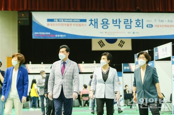 의왕시 국민체육센터에서 진행된 대규모 채용박람회를 방문한 김상돈 의왕시장(왼쪽 두번째)이 관계자들과 행사장을 둘러보고 있다. (사진=의왕시)