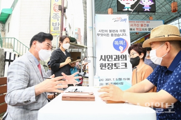 김상돈 의왕시장(왼쪽)이 부곡도깨비시장에서 가진 '시민과의 현장토크'에서 시민들과 대화를 나누고 있다. (사진=의왕시)
