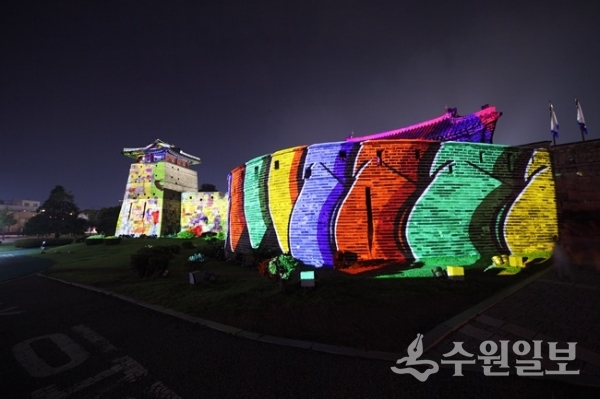 ‘2021 수원화성 미디어아트쇼’ 파일럿 테스트인 화서문 미디어파사드 모습.