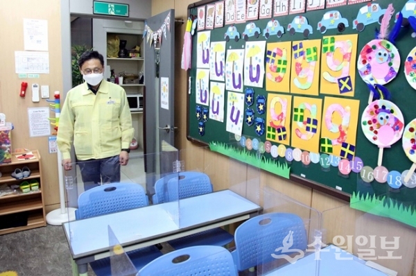 오후석 용인시 제1부시장이 수지구 풍덕천동 소재의 한 학원에 방문해 방역 상태를 점검하고 있다.(사진=용인시)