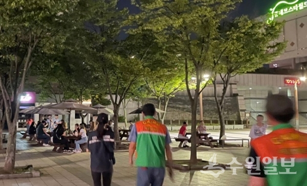 용인시 민관합동점검반이 야외 방역수칙 점검을 하고 있는 모습.(사진=용인시)