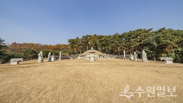 정조의 아버지인 장조가 묻혀 있는 융릉 정면.(사진=수원시)
