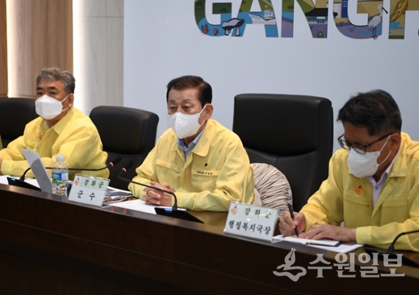 유천호 강화군수(가운데)가 간부회의를 주재하며 차질없는 군정시책을 추진해줄 것을 당부하고 있다. (사진=강화군)