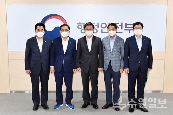 19일 특례시 시장들이 전해철 행정안전부 장관을 면담하고 기념촬영을 하고 있다. 오른쪽부터  염태영 수원시장, 이재준 고양시장, 전해철 장관, 허성무 창원시장, 백군기 용인시장. (사진=전국특례시시장협의회)