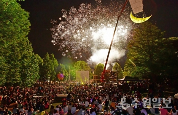 지난 2019년 5월 경기상상캠퍼스에서 개최된 수원연극축제에서 시민들이 화려한 공연을 즐기고 있다. (사진=수원시)