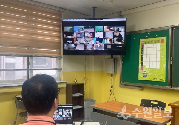 자율교육과정 글로벌 아카데미 영역별 참여방법을 설명하는 교사와 온라인으로 접속해 활동에 참여하는 학생들. (사진=수원여고)