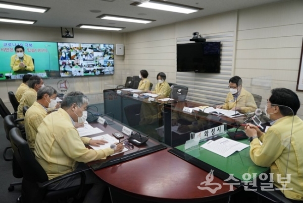 서철모 화성시장(오른쪽)이 재난대책회의를 주재하면서 각 부서 및 읍‧면‧동별 추진‧대응상황을 집중 점검하고 있다. (사진=화성시) 