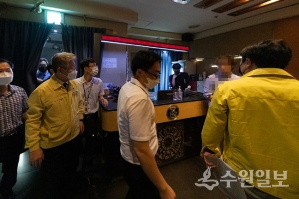 이재명(왼쪽 두번째) 경기도지사가 직접 집합금지명령위반 단속에 나서고 있다.(사진=경기도)