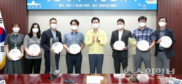 서철모 화성시장(오른쪽에서 네번째)이  ‘2021년 상반기 적극행정 우수공무원’ 시상식을 가진 뒤 수상공무원들과 함께 기념촬영을 하고 있다. (사진=수원일보)