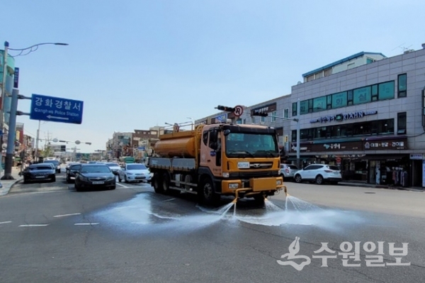 강화군이 강화경찰서앞 도로에서 살수차를 이용, 물을 뿌리고 있다. (사진=강화군)