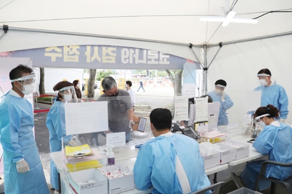 의왕시의회 의원들이 3일 코로나19 선별진료소에서 현장 자원봉사에 나서고 있다. / 사진=의왕시의회