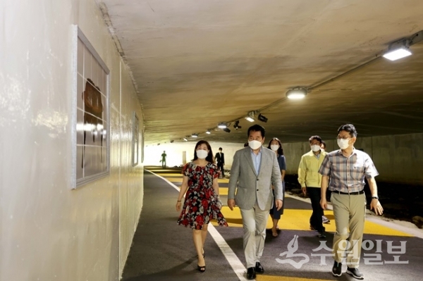 백군기(가운데) 용인시장이 산책로 경관 개선 현장을 둘러보고 있다.(사진=용인시)
