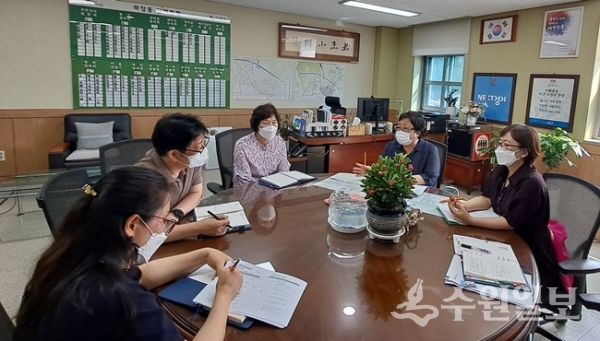신설된 건강복지팀의  ‘찾아가는 보건복지서비스’  활성화를 위해 지난 5일 파장동행정복지센터에서 수원시와 구청 관계자들이 방문 간담회를 하고 있다. (사진=수원시)
