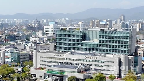 수원시가 시민들에게 전분적인 보건 복지 서비스를 제공 하고자 관내 12개동에 건강복지팀을 신설, 주민들에게 ‘찾아가는 보건복지서비스’ 제공키로 했다.(사진=수원일보)