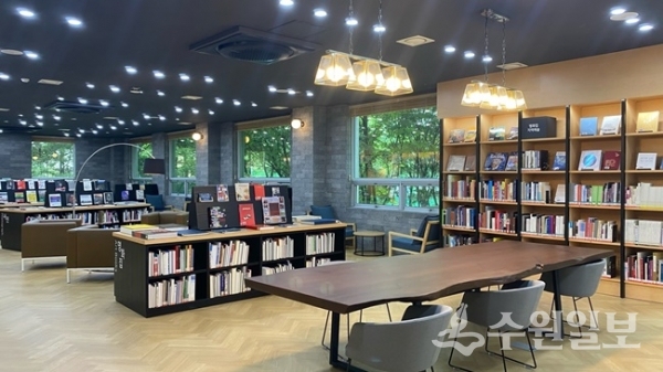 리모델링으로 조성한 북수원도서관 미술특화자료실. (사진=수원시)