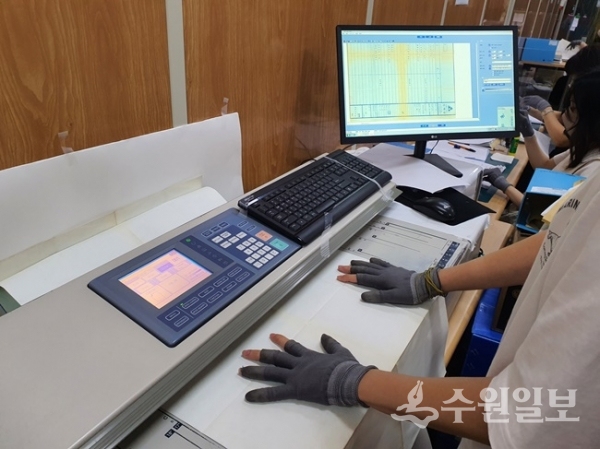 종이기록물을 스캐닝하는 모습. (사진=수원시)