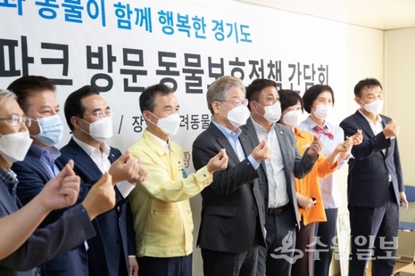 이재명(가운데) 경기도지사를 비롯한 참석자들이 기념촬영을 하고 있다.(사진=용인시)