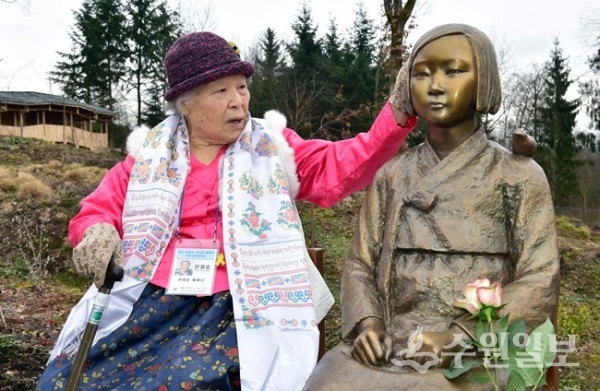 안점순 할머니가 2017년 3월8일 독일 레겐스부르크 비젠트 네팔 히말라야 파비용 공원에 설치된 평화의 소녀상을 쓰다듬고 있다.(사진=수원시)