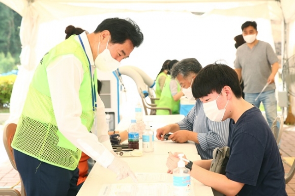 예방접종센터 봉사활동에 참여하고 있는 김상돈의왕시장(사진=의왕시)