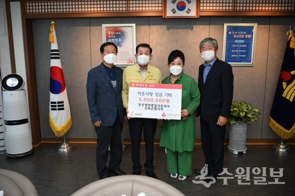 최금장 민주평화통일자문회의 강화군협의회장(오른쪽 두번째)이 11일 유천호 강화군수(왼쪽에서 두번째)에게 저소득 가정 아동들을 위한 성금을 전달한 뒤 관계자들과 기념촬영을 하고 있다. (사진=강화군)